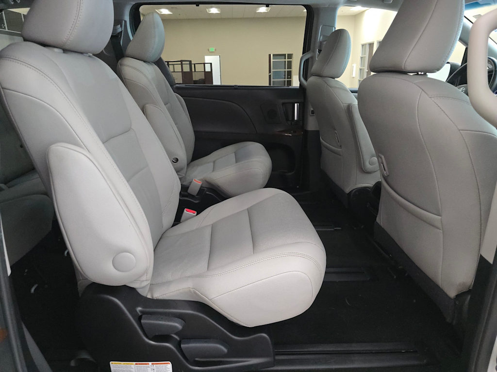 Thumbnail: 2017 Toyota Sienna - 29