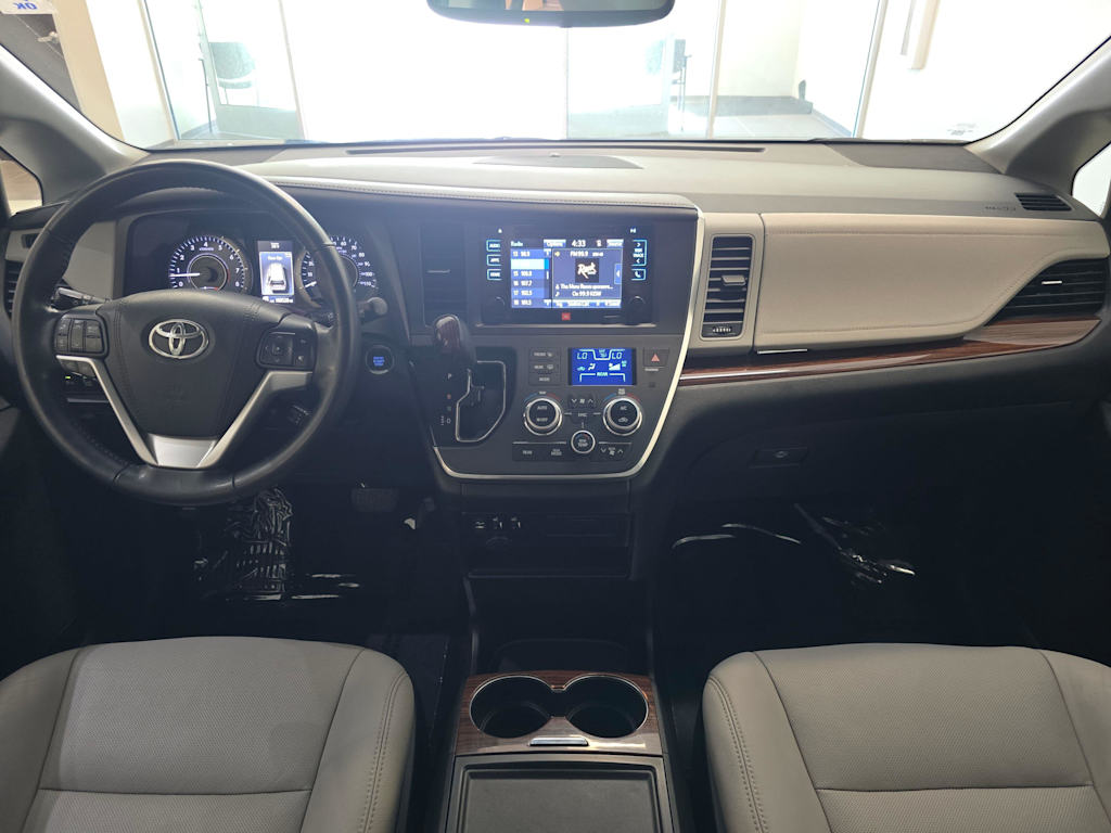 Thumbnail: 2017 Toyota Sienna - 9