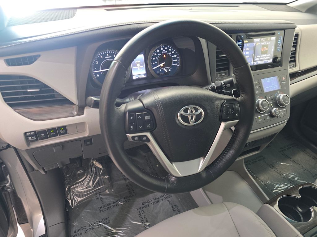 Thumbnail: 2017 Toyota Sienna - 2