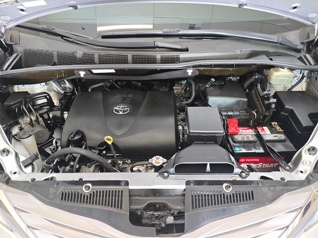 Thumbnail: 2017 Toyota Sienna - 9