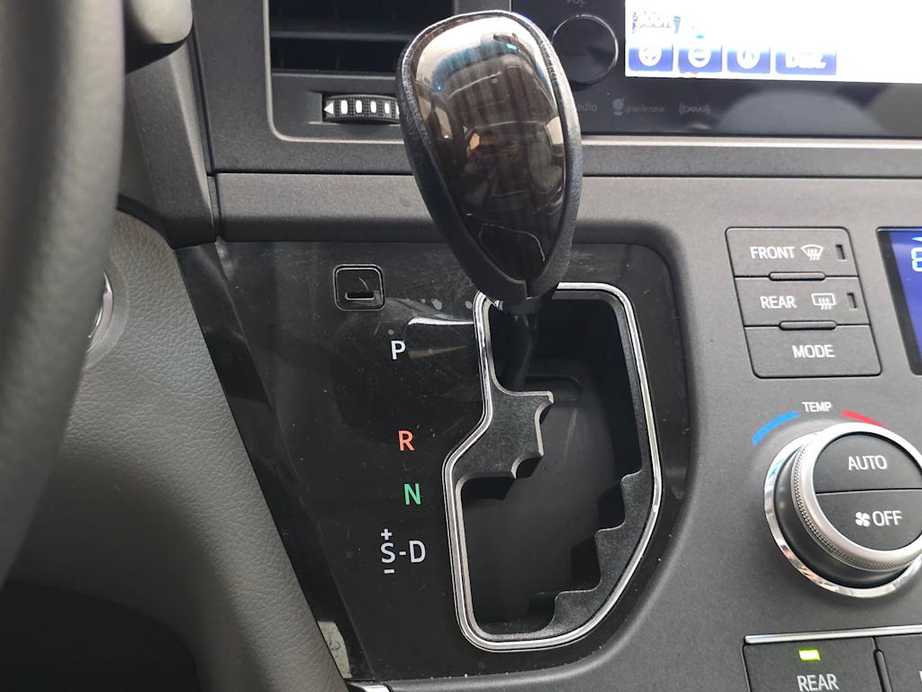 Thumbnail: 2017 Toyota Sienna - 17