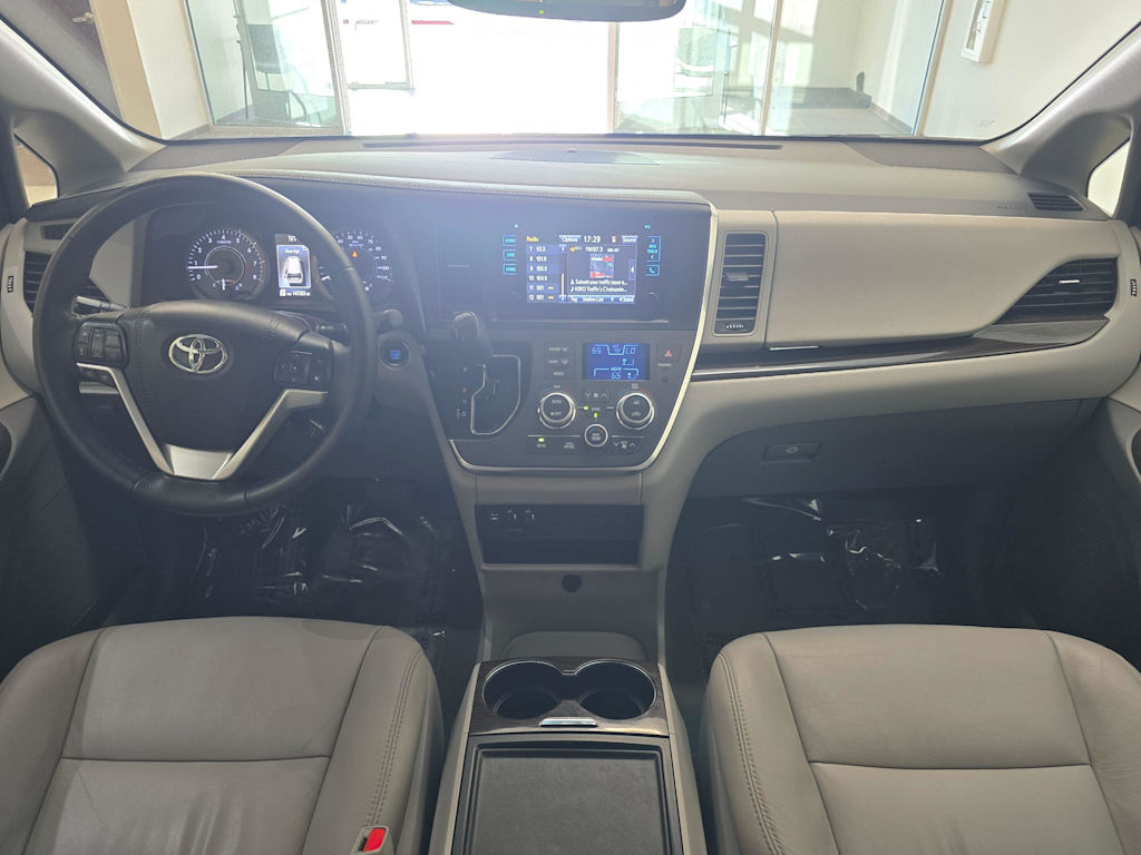 Thumbnail: 2017 Toyota Sienna - 10
