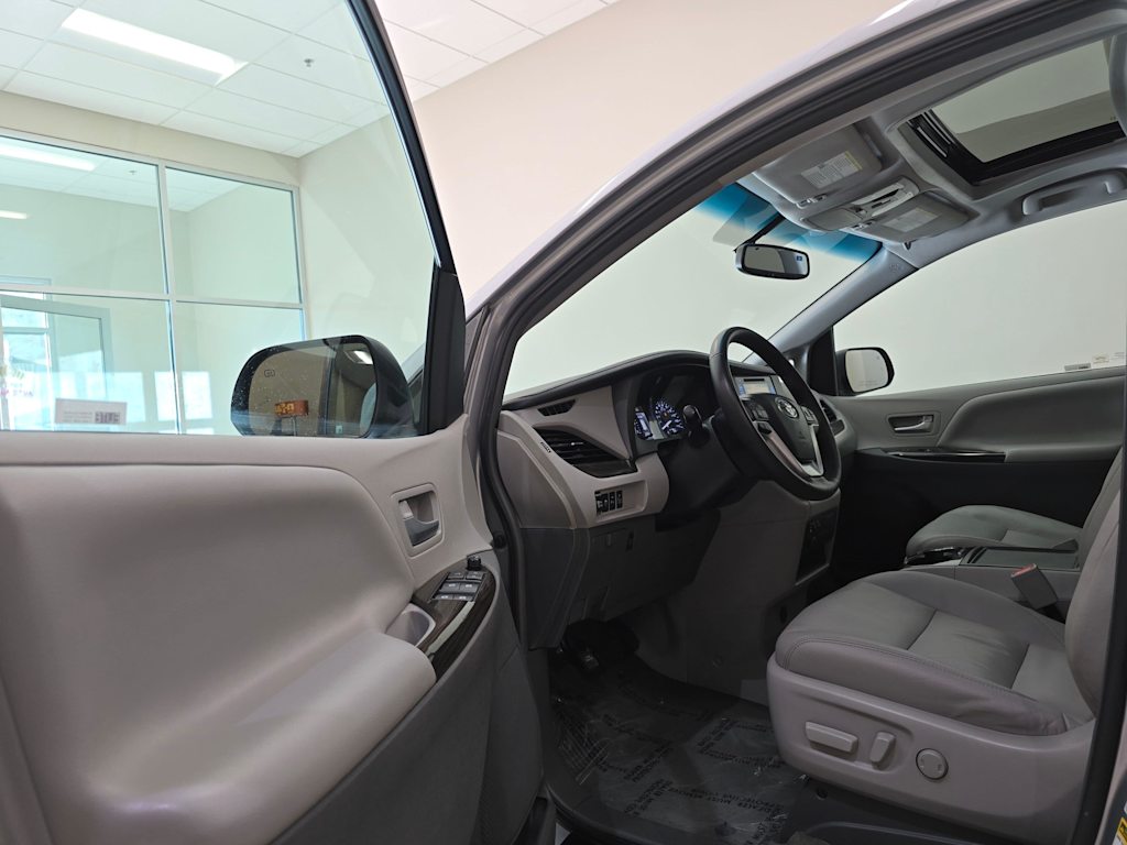 Thumbnail: 2017 Toyota Sienna - 29