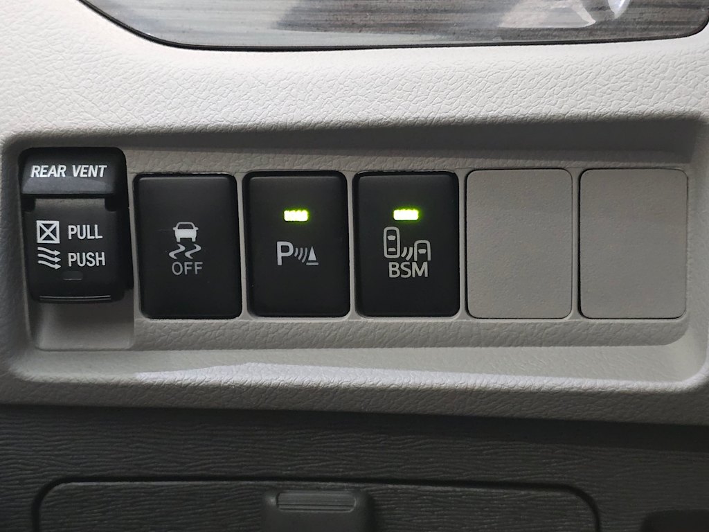Thumbnail: 2017 Toyota Sienna - 25