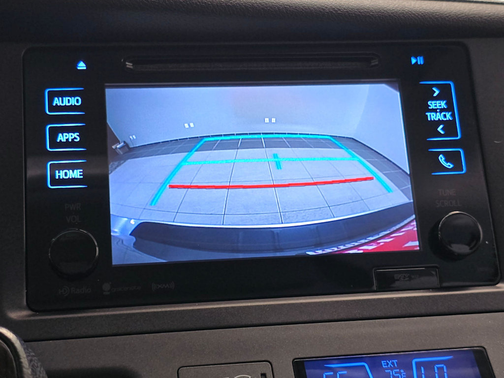 Thumbnail: 2017 Toyota Sienna - 16