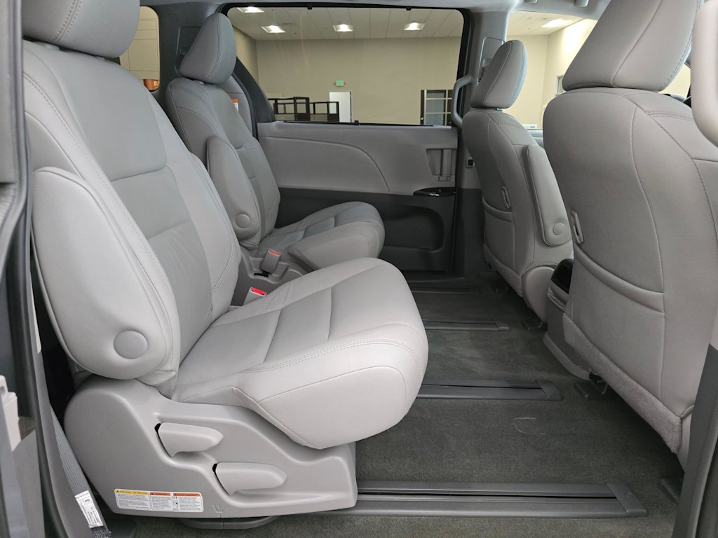 Thumbnail: 2017 Toyota Sienna - 31