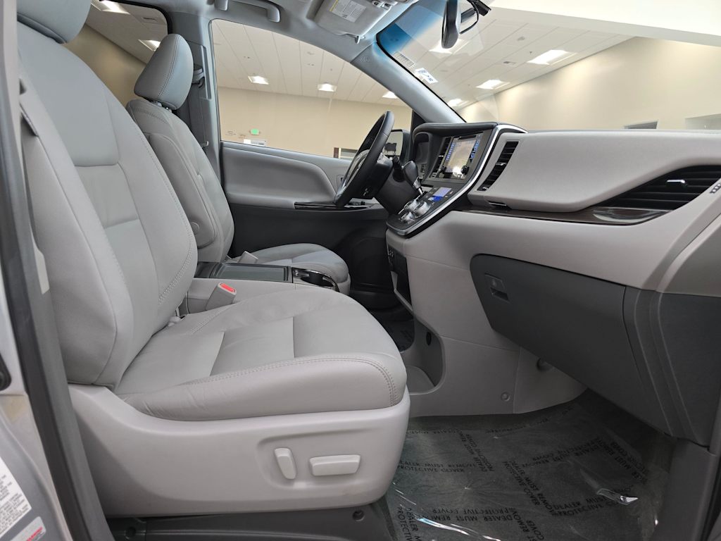 Thumbnail: 2017 Toyota Sienna - 12