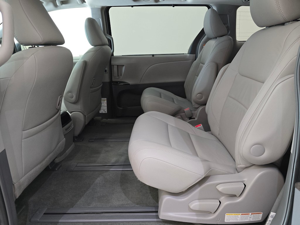 Thumbnail: 2017 Toyota Sienna - 13