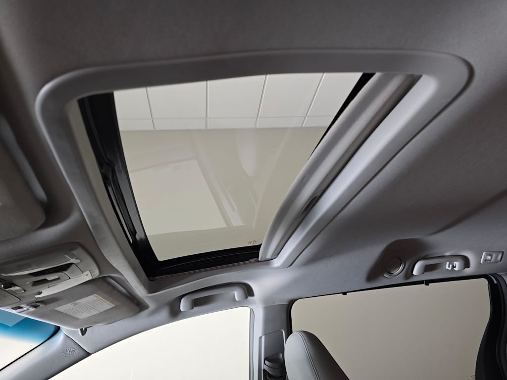 Thumbnail: 2017 Toyota Sienna - 28
