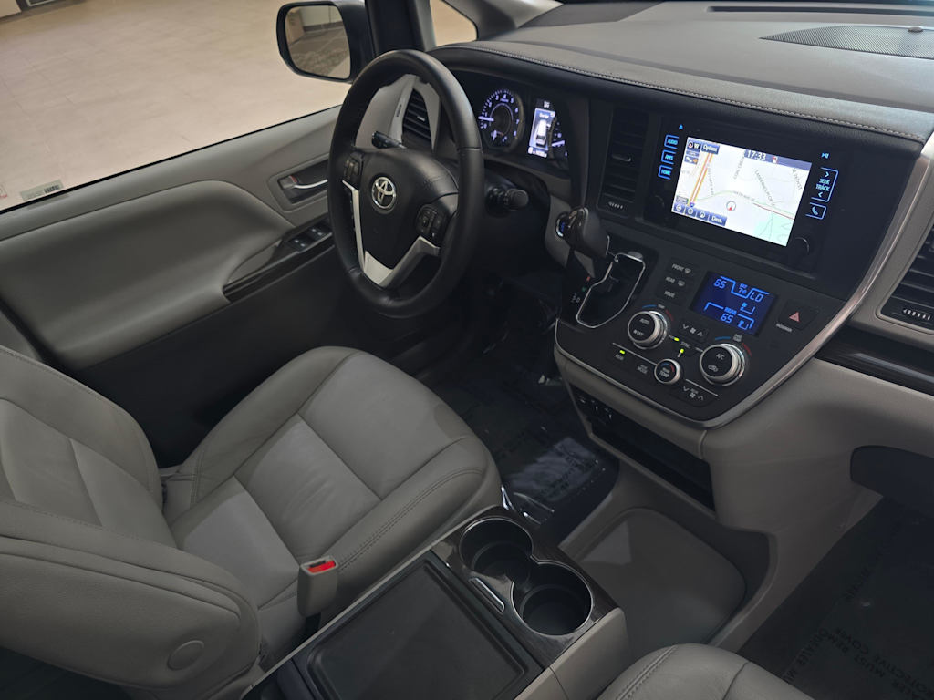 Thumbnail: 2017 Toyota Sienna - 15