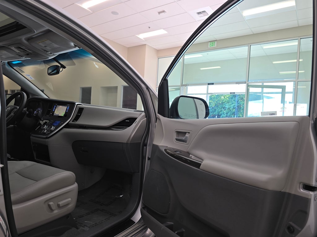 Thumbnail: 2017 Toyota Sienna - 32