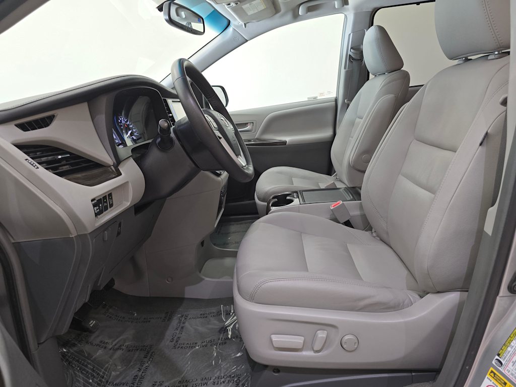 Thumbnail: 2017 Toyota Sienna - 11
