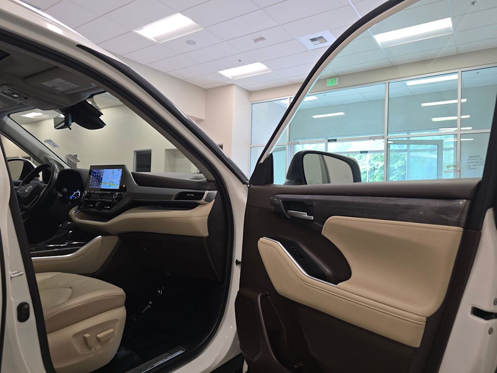 Thumbnail: 2020 Toyota Highlander - 31