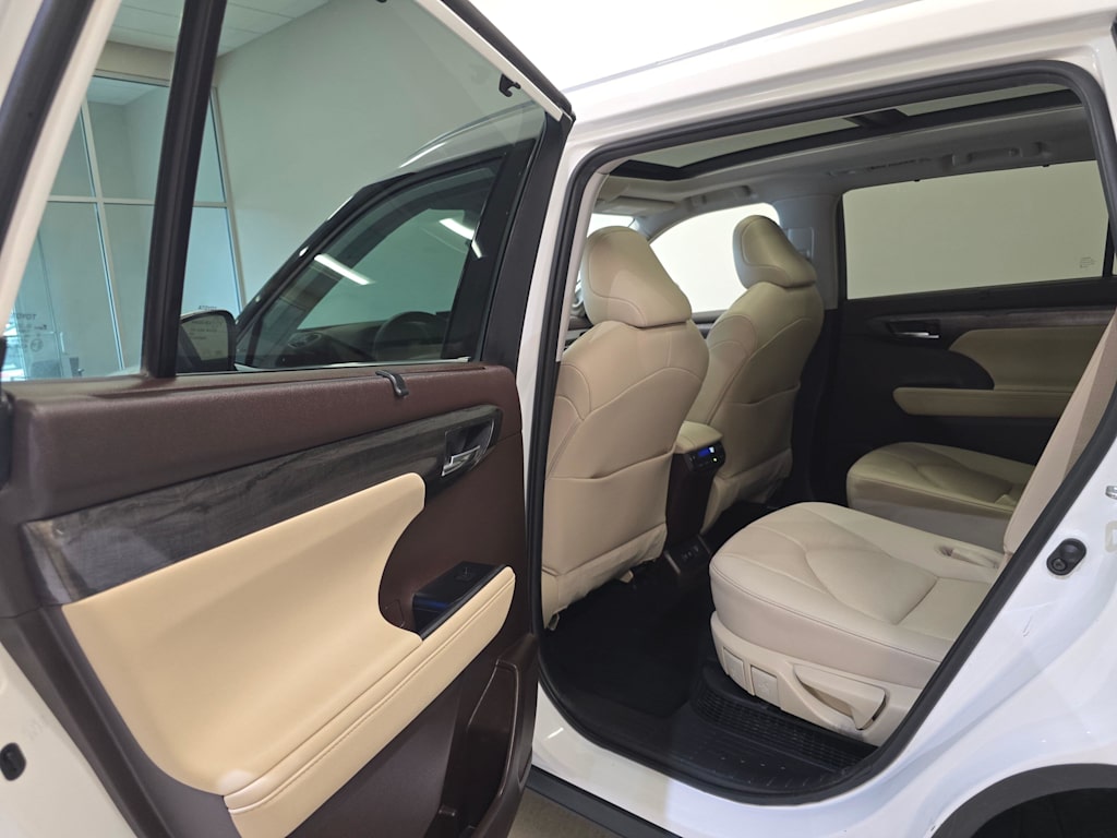 Thumbnail: 2020 Toyota Highlander - 27