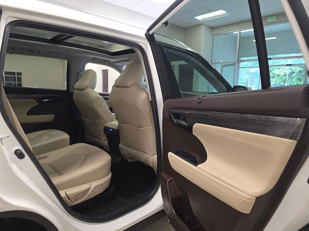 Thumbnail: 2020 Toyota Highlander - 30