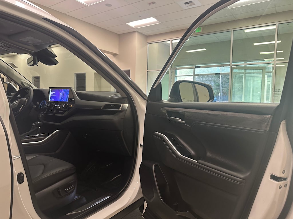 Thumbnail: 2025 Toyota Highlander - 32