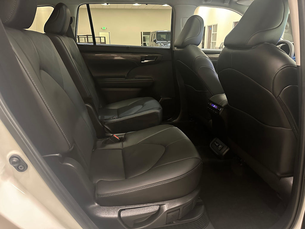 Thumbnail: 2025 Toyota Highlander - 30
