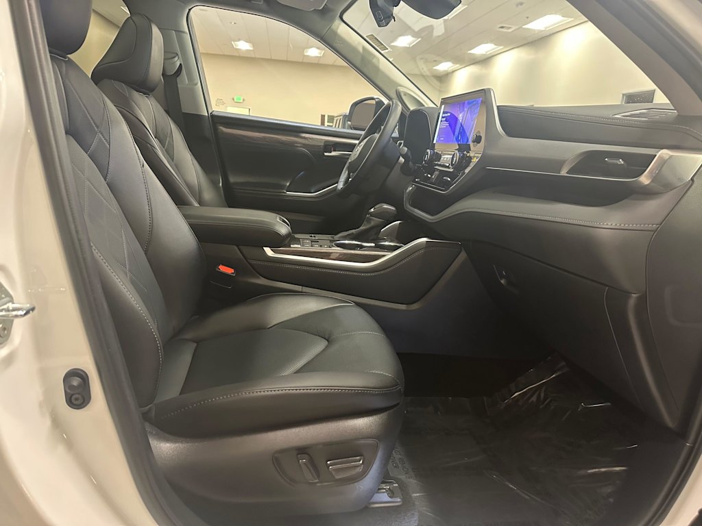 Thumbnail: 2025 Toyota Highlander - 12