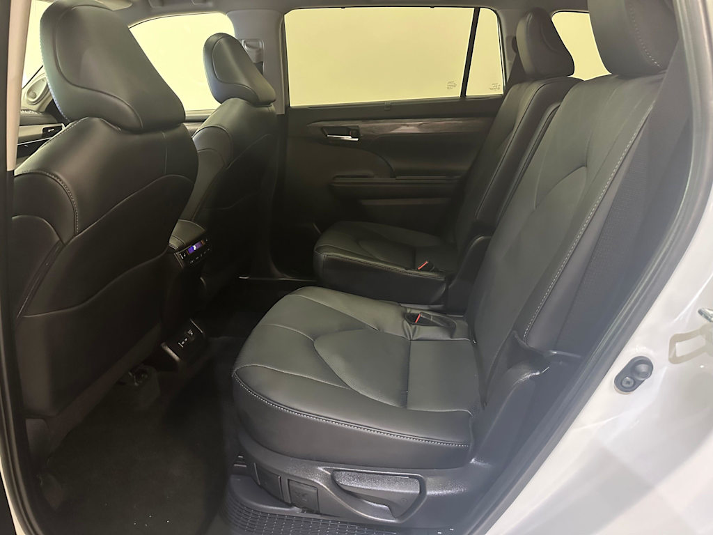 Thumbnail: 2025 Toyota Highlander - 13