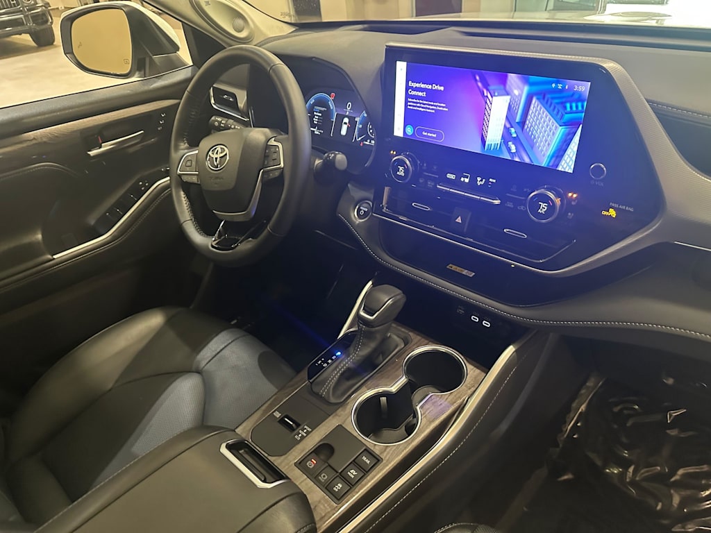 Thumbnail: 2025 Toyota Highlander - 33