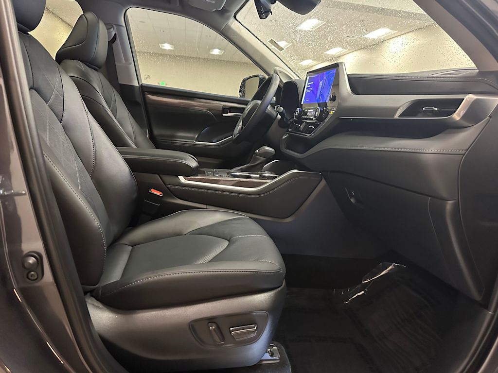 Thumbnail: 2025 Toyota Highlander - 12