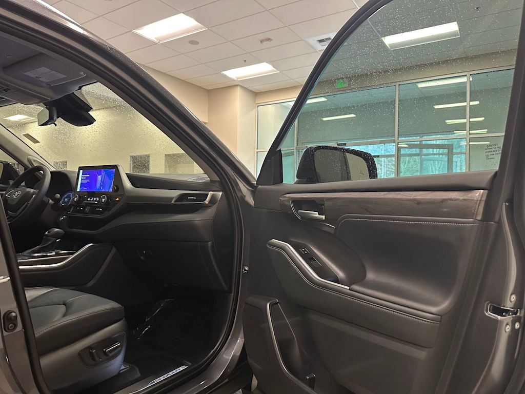 Thumbnail: 2025 Toyota Highlander - 33