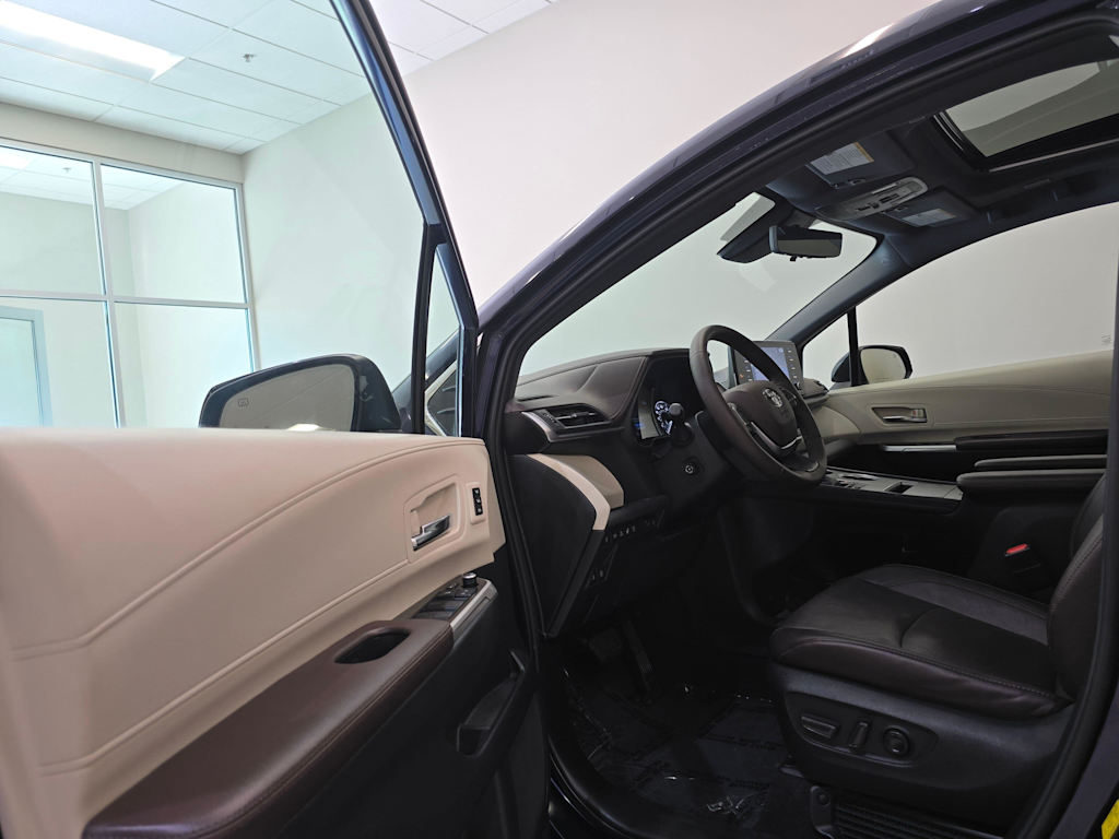 Thumbnail: 2021 Toyota Sienna - 12