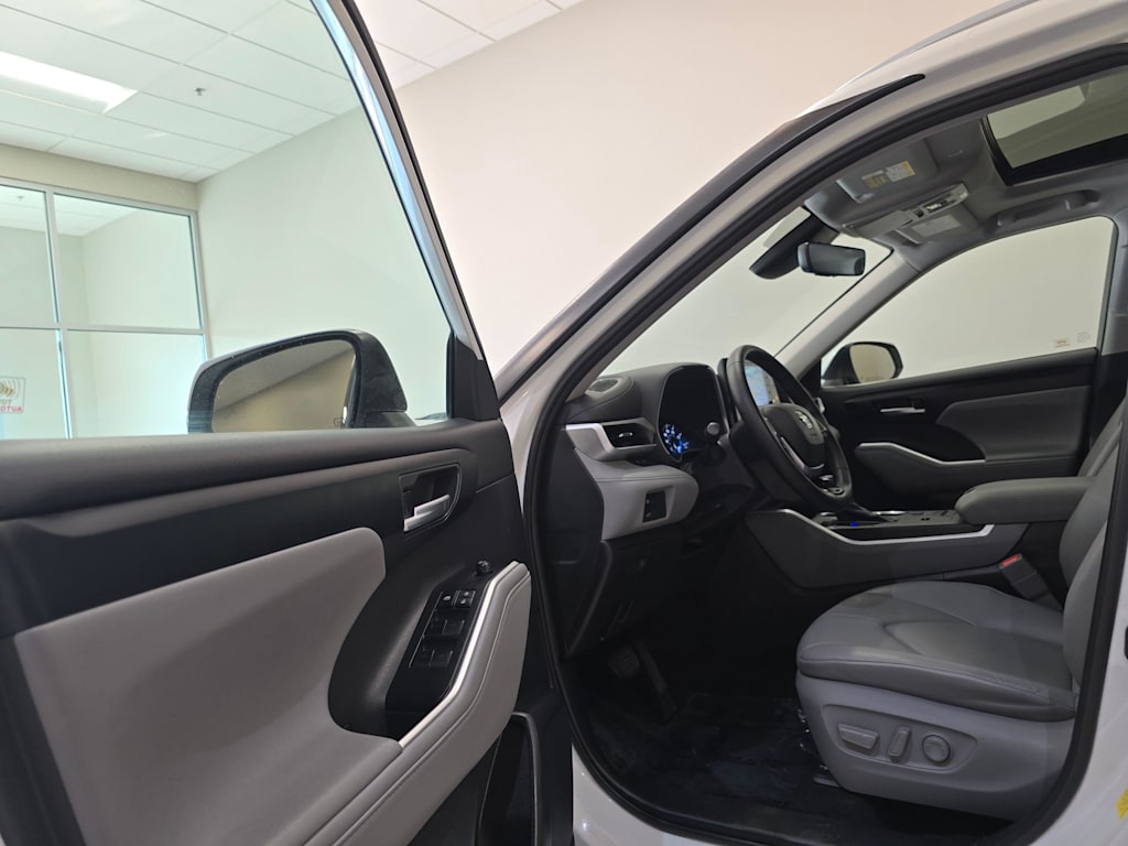 Thumbnail: 2020 Toyota Highlander - 14