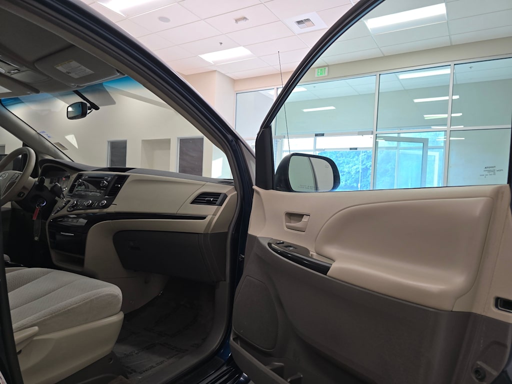 Thumbnail: 2011 Toyota Sienna - 28