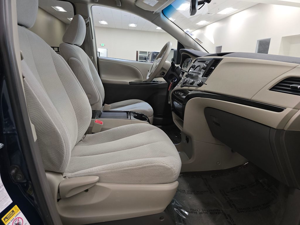 Thumbnail: 2011 Toyota Sienna - 12