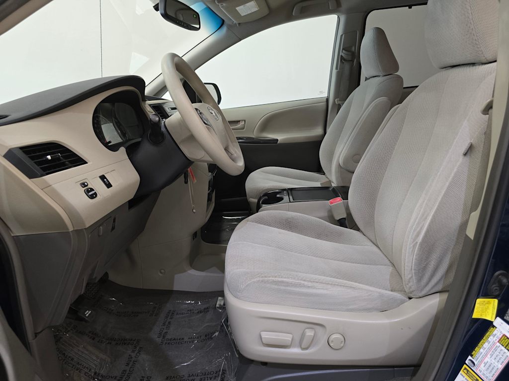 Thumbnail: 2011 Toyota Sienna - 11
