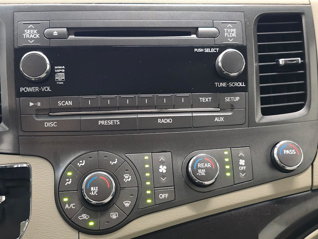 Thumbnail: 2011 Toyota Sienna - 21