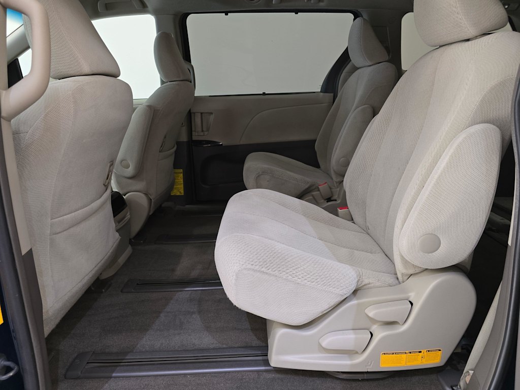 Thumbnail: 2011 Toyota Sienna - 13