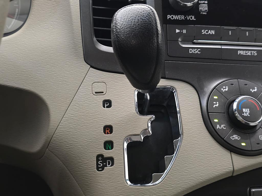 Thumbnail: 2011 Toyota Sienna - 17