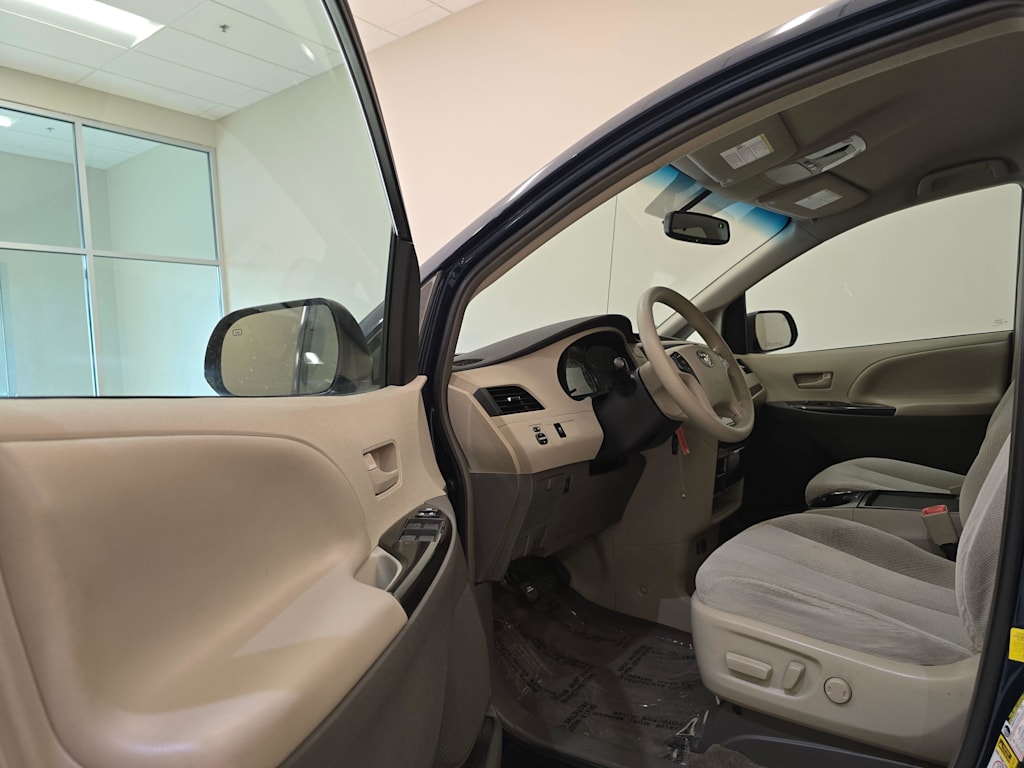 Thumbnail: 2011 Toyota Sienna - 15
