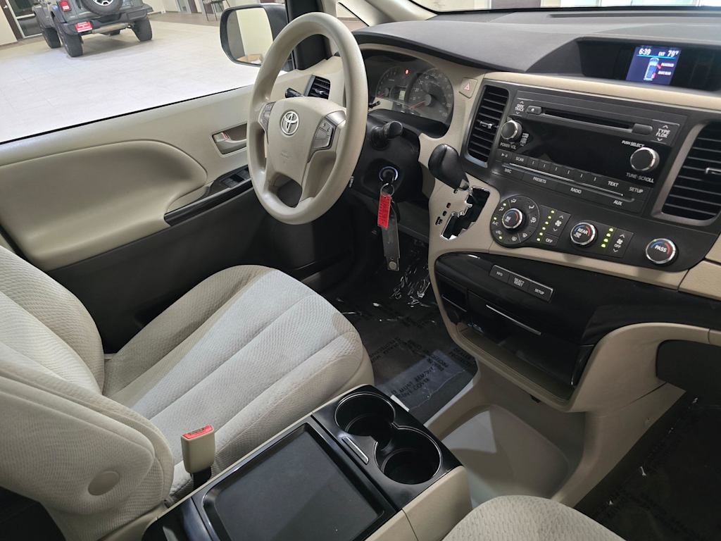 Thumbnail: 2011 Toyota Sienna - 29