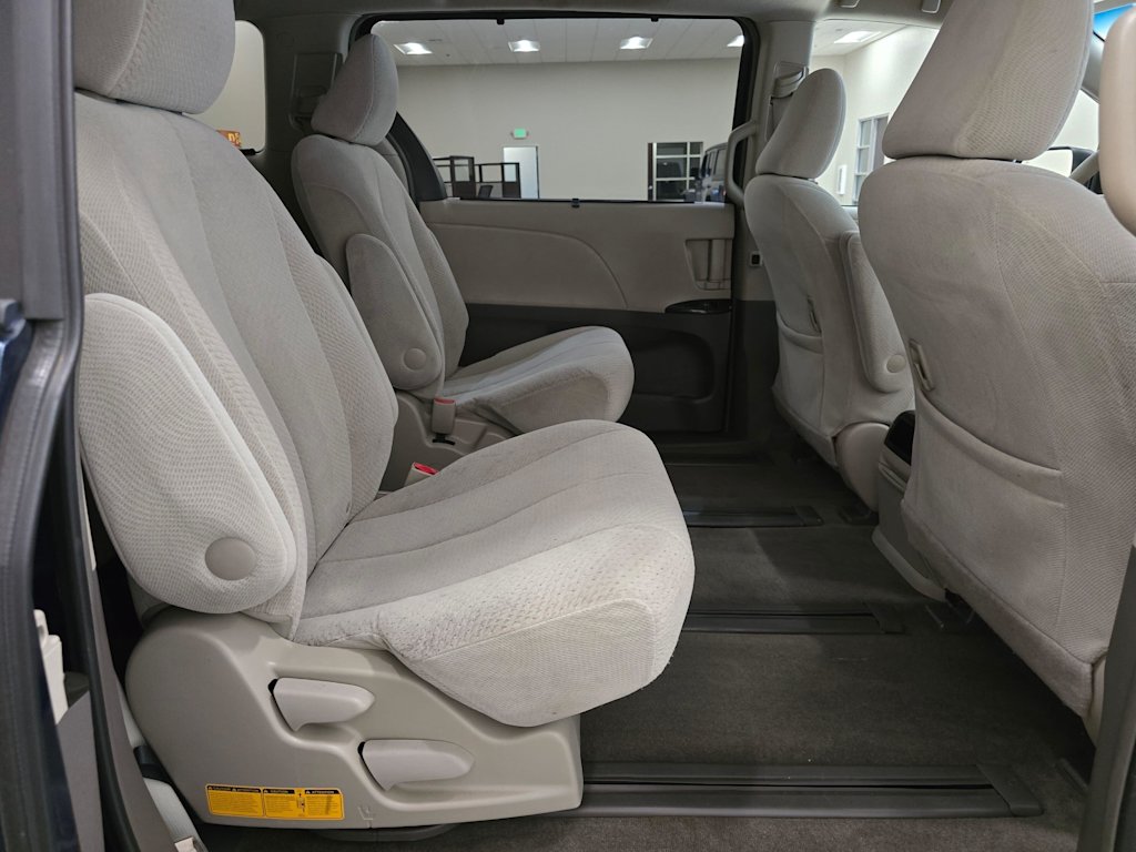 Thumbnail: 2011 Toyota Sienna - 27