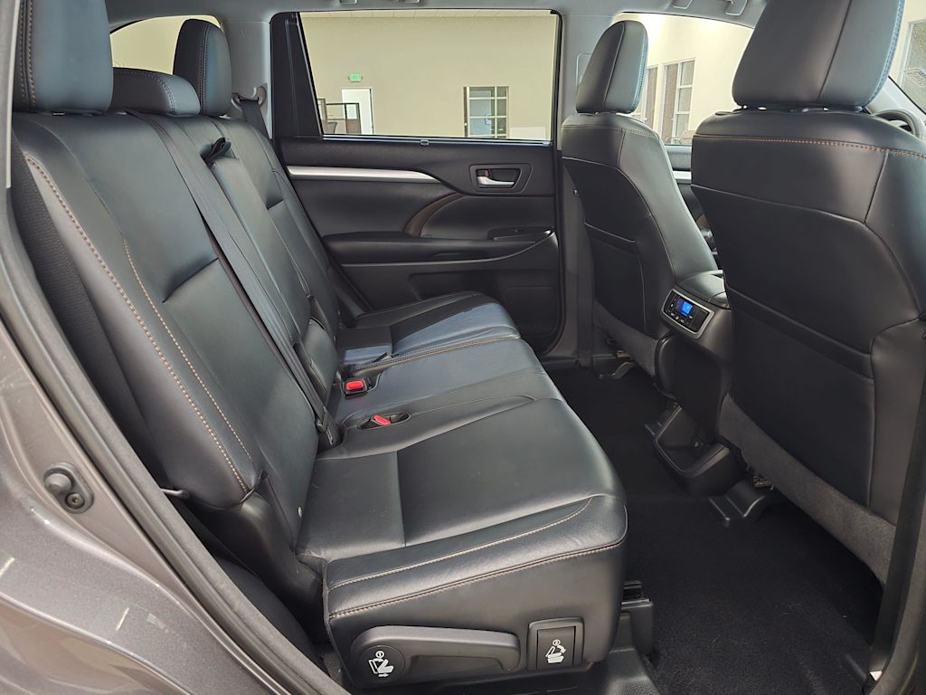 Thumbnail: 2014 Toyota Highlander - 30