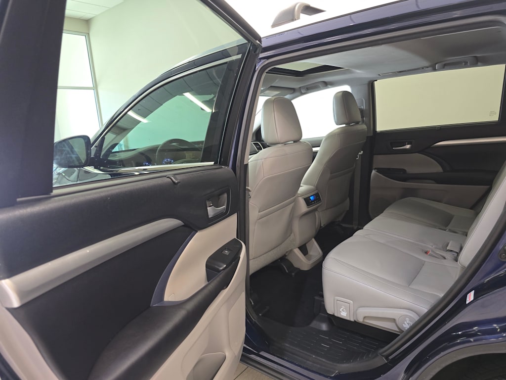 Thumbnail: 2016 Toyota Highlander - 29