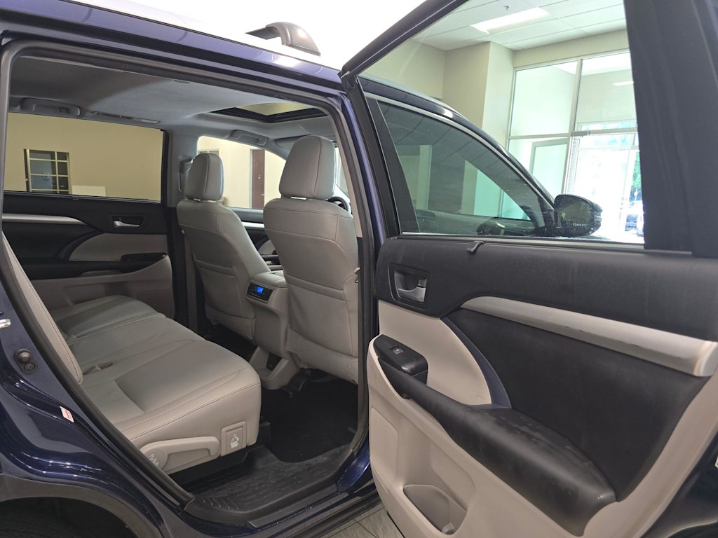 Thumbnail: 2016 Toyota Highlander - 32