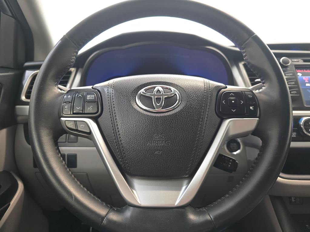 Thumbnail: 2016 Toyota Highlander - 14