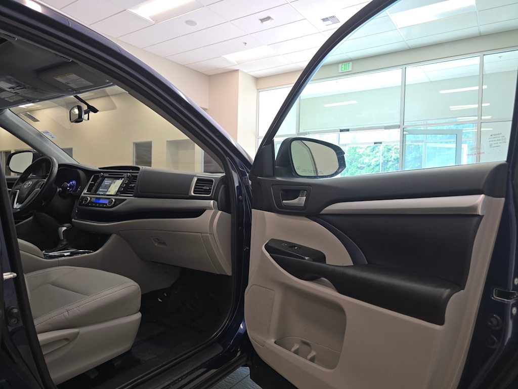 Thumbnail: 2016 Toyota Highlander - 33