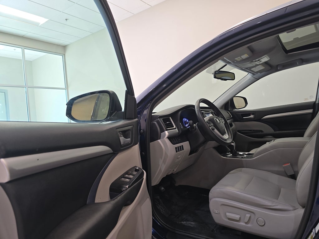 Thumbnail: 2016 Toyota Highlander - 15