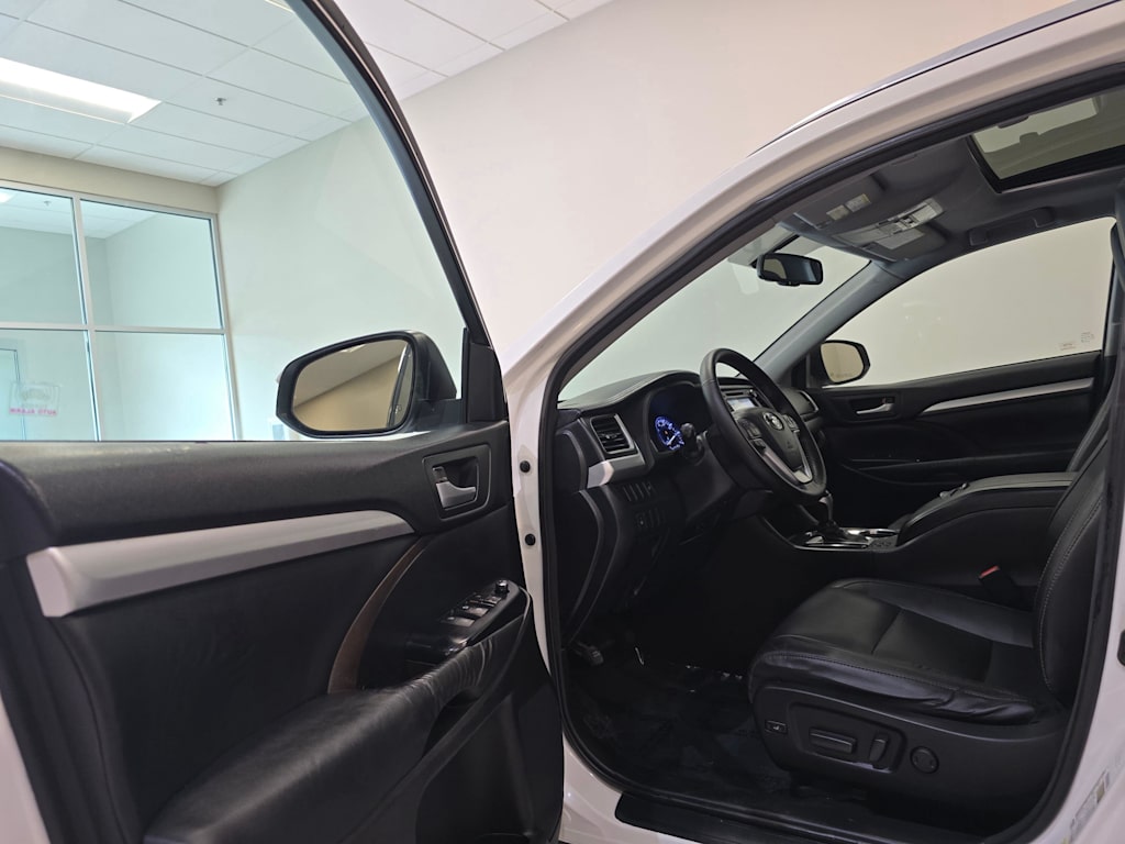 Thumbnail: 2015 Toyota Highlander - 29
