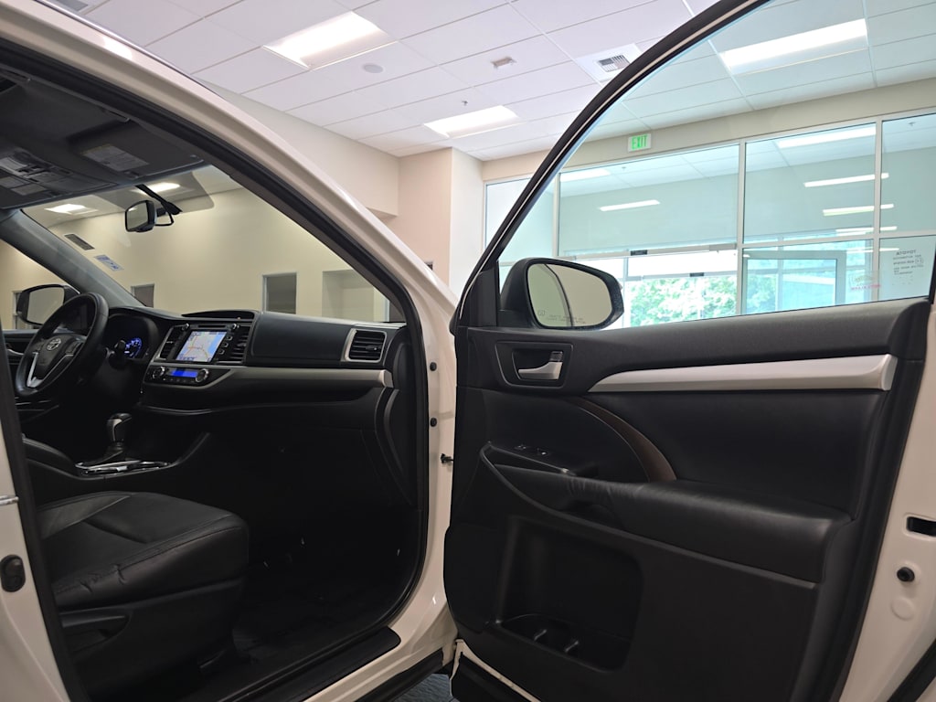 Thumbnail: 2015 Toyota Highlander - 33