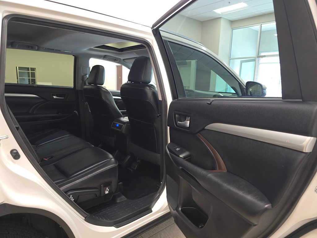 Thumbnail: 2015 Toyota Highlander - 32