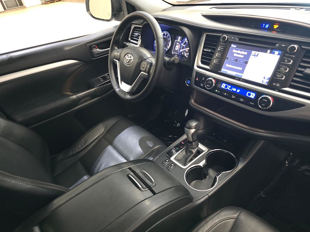 Thumbnail: 2015 Toyota Highlander - 15