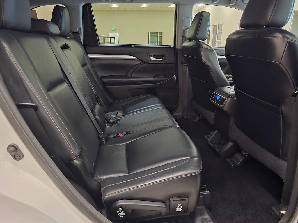 Thumbnail: 2015 Toyota Highlander - 31