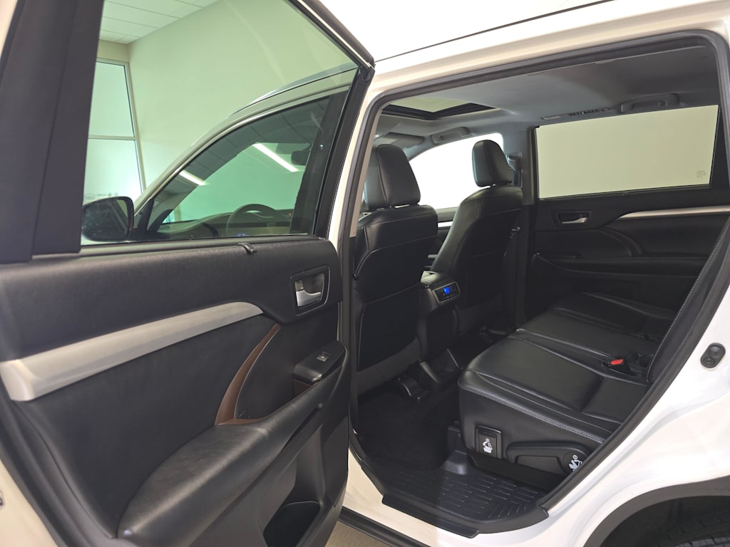 Thumbnail: 2015 Toyota Highlander - 30
