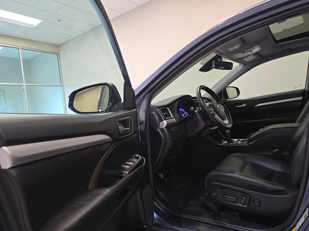 Thumbnail: 2019 Toyota Highlander - 15